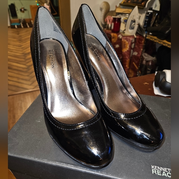KENNETH COLE REACTION PROTO GRAPH faux patent leather platform pumps - Picture 2 of 7